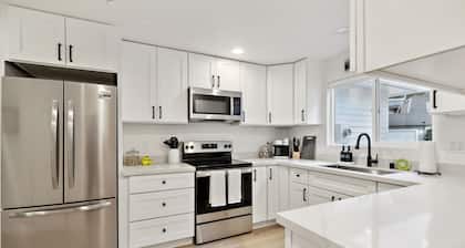 NEW! Hot Tub, 3 BR, Sleeps 6, BBQ, Office, Dogs OK