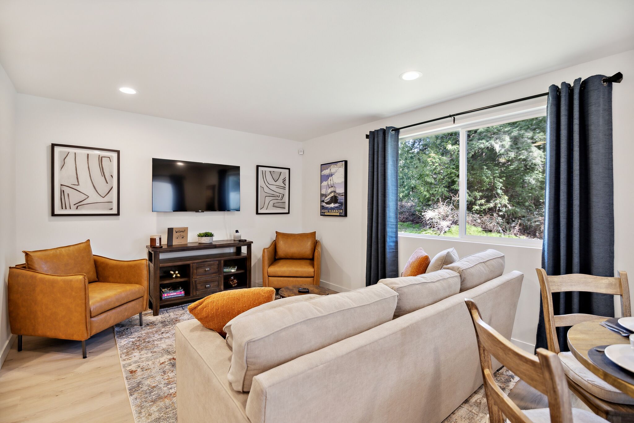 New Remodel! 3 BR, Dogs Ok, Sleeps 6 + Sep.Office!