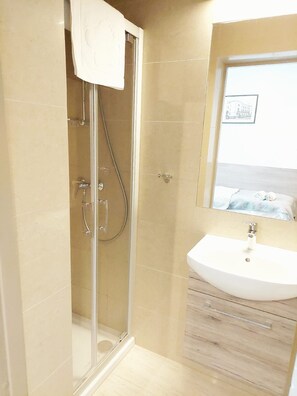 Shower, free toiletries, hair dryer, towels - Willa Marcel Park (Busko-Zdroj)