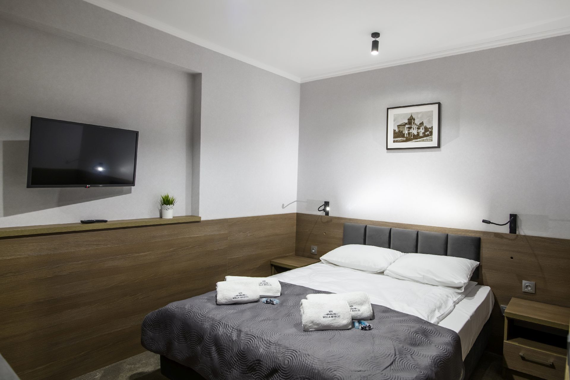 Studio Suite Comfort | Seprai premium, meja kerja, dan ruang kerja ramah laptop