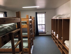 6 bedrooms, WiFi, bed sheets