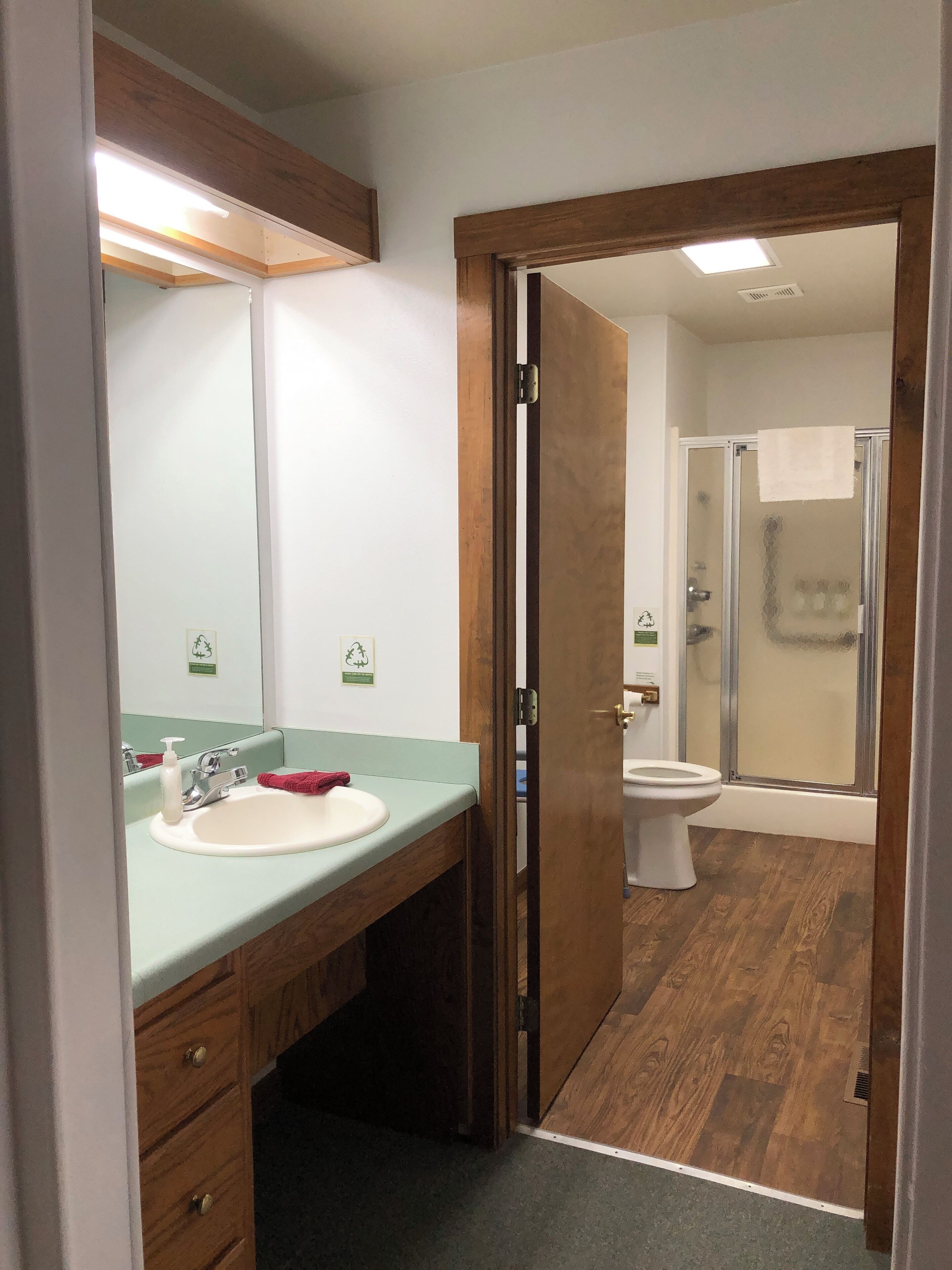 Doccia, asciugamani, sapone, shampoo