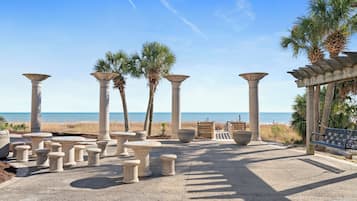 Plage à proximité, sable blanc, serviettes de plage