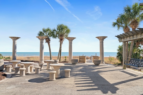 Beach nearby, white sand, beach towels - Fin's Inn (Myrtle Beach)