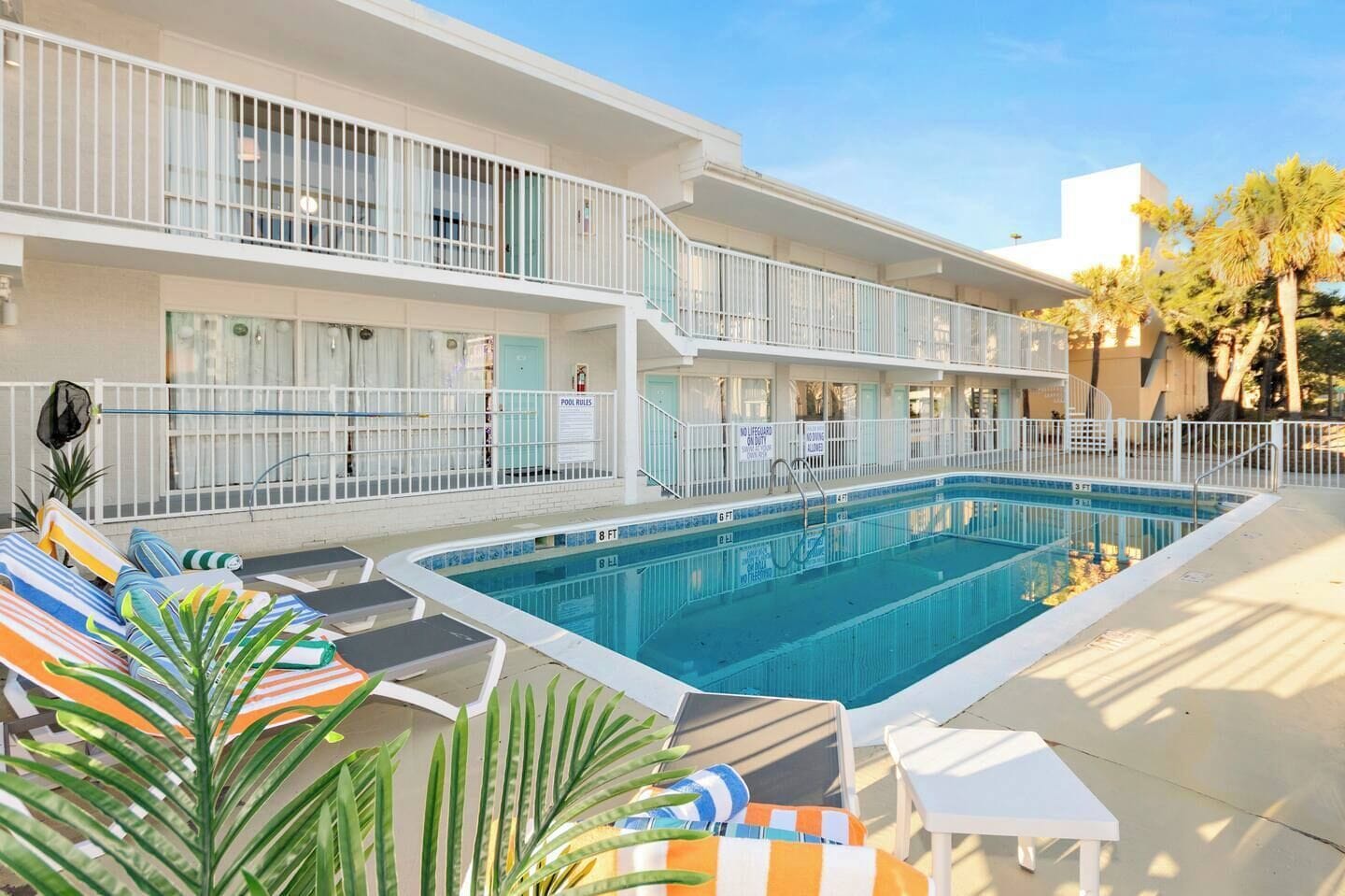 시즌별로 운영되는 야외 수영장