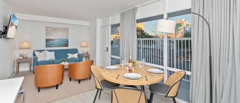 One Bedroom Suite, Full Kitchen & Private Bath | Living area