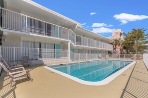 Een seizoensgebonden buitenzwembad