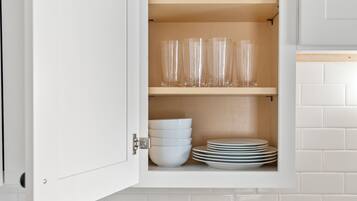 Two Bedroom Suite, Full Kitchen & Private Bath | Private kitchen | Microwave, coffee/tea maker