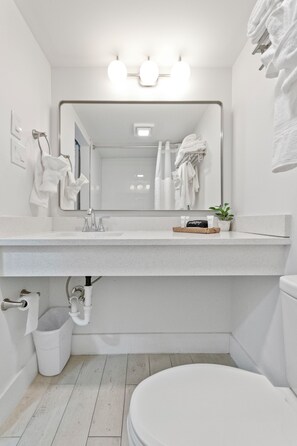 ของใช้ในห้องน้ำฟรี, ไดร์เป่าผม (มีให้บริการตามคำขอ),   ผ้าเช็ดตัว, สบู่