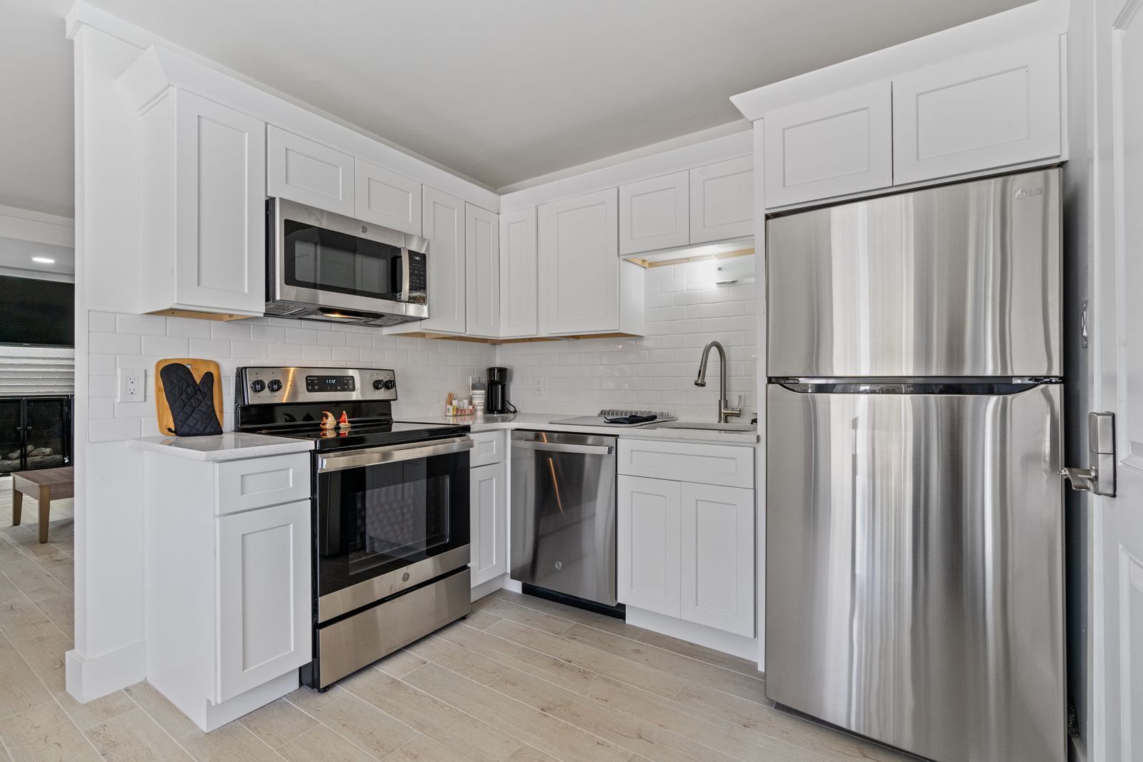 Suite | Private kitchen | Microwave, coffee/tea maker