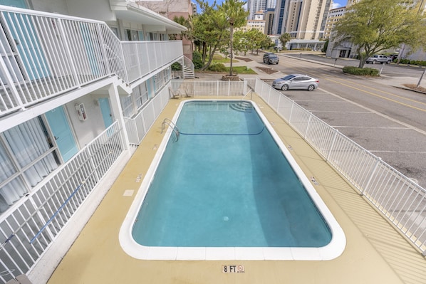 Een seizoensgebonden buitenzwembad