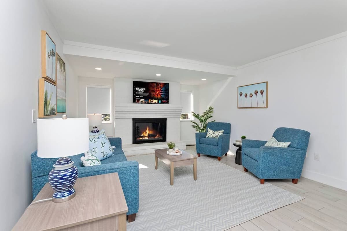 Two Bedroom Suite, Full Kitchen & Private Bath | Living area