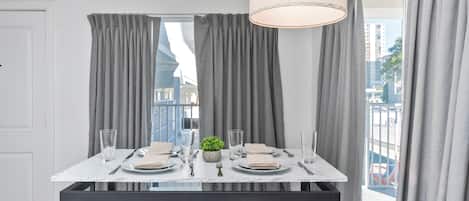 Two Bedroom Suite, Full Kitchen & Private Bath | In-room dining