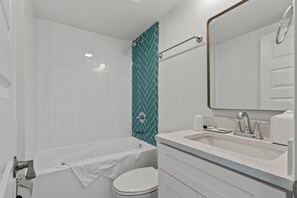 Studio | Badkamer | Gratis toiletartikelen, een haardroger, handdoeken