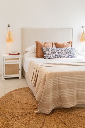 3 habitaciones, tabla de planchar con plancha, wifi y ropa de cama 