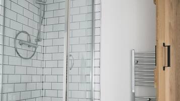 Serviettes fournies, savon, shampoing, papier toilette