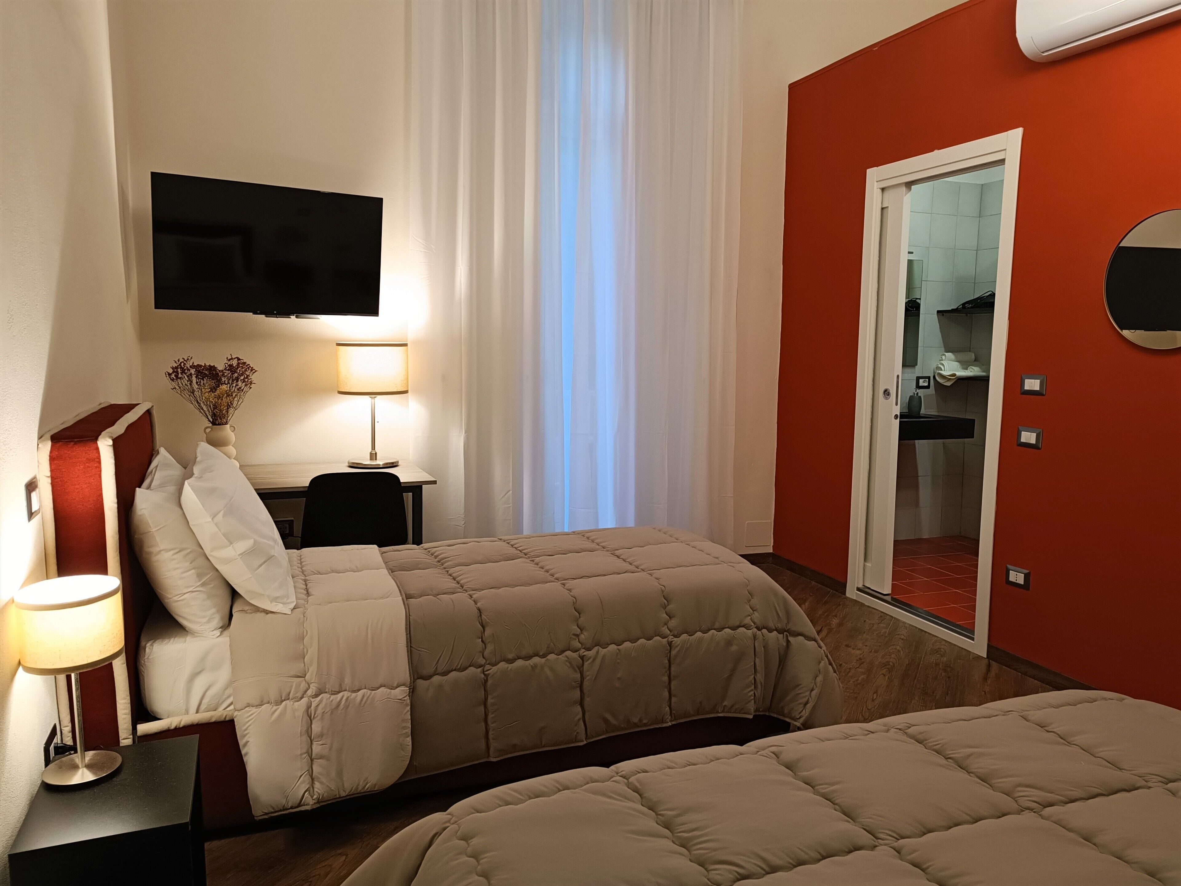 Familieværelse - byudsigt | Dundyner, skrivebord, arbejdsområde til bærbare computere, gratis Wi-Fi