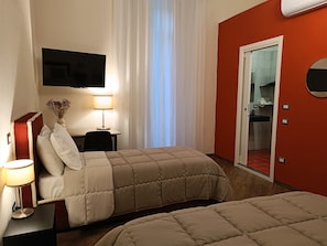 Perhehuone, kaupunkinäköala | Untuvapeitot, työpöytä, kannettavalle tietokoneelle sopiva työtila