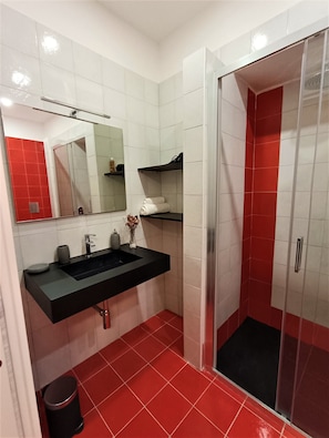 Quarto conforto, vista para a cidade | Banheiro | Chuveiro, chuveiro com efeito de chuva, secador de cabelo, chinelos