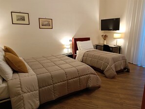 Familiekamer, uitzicht op stad | Donzen dekbedden, een bureau, een laptopwerkplek, gratis wifi