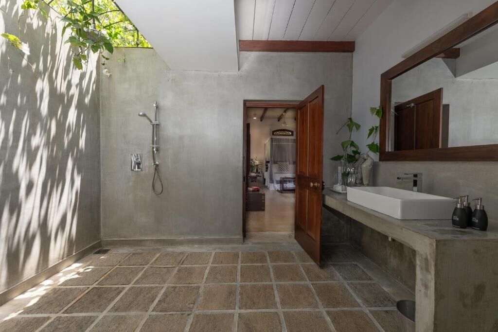 Sèche-cheveux, bidet, serviettes fournies, savon