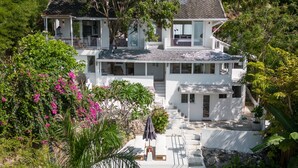 A two-story house with a swimming pool, surrounded by lush greenery and palm trees. - Luxury Sunset Pool Villa - Koh Phangan (Surat Thani)