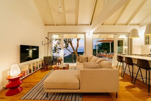 Smart-TV, bøker, musikkbibliotek og stereoanlegg