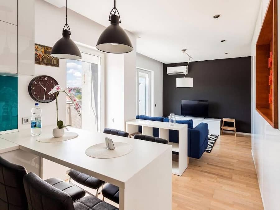 Apartamento, 2 quartos | Cozinha privada | Geladeira grande, micro-ondas, fogão, moedor de café