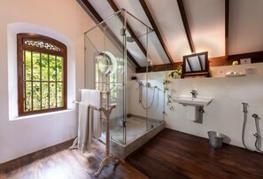 Hair dryer, bidet, towels, soap - Superior Villa - MO River House Luxury Villa
(Hikkaduwa)