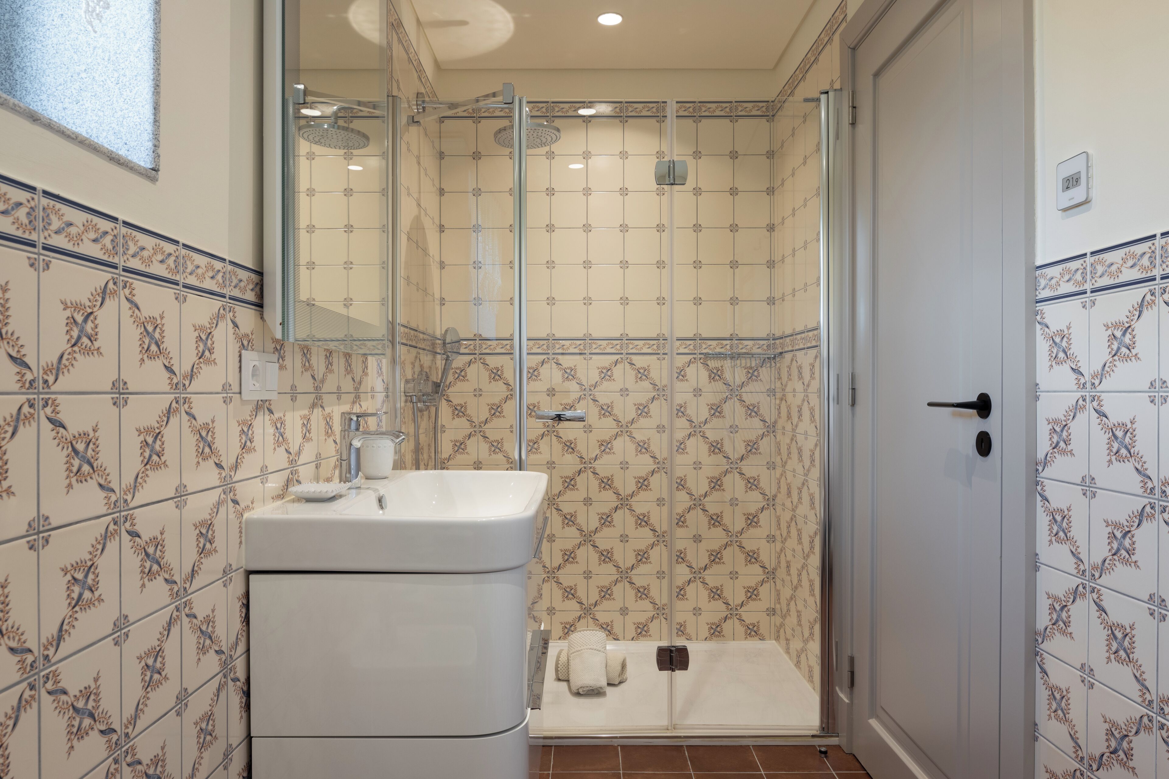Un baño con ducha, lavamanos e inodoro.