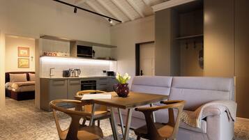 Un intérieur moderne comprenant un coin repas, une cuisine et un espace salon.