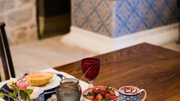 Colazione completa, servita tutte le mattine (20 EUR a persona)