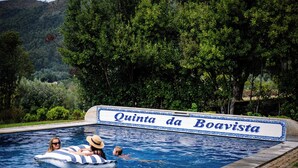 Una piscina con un cartel que dice "Quinta da Boavista".