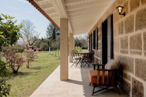 Vista frontal de la propiedad