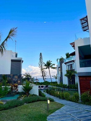 Property grounds - Summer beachfront apartment (Belle Mare)