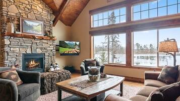 Smart TV, chimenea y videojuegos