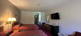 Boulder Bear Motor Lodge - Two Queen Beds 103 Front