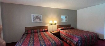 Boulder Bear Motor Lodge - Two Queen Beds 103 Front