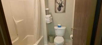 Boulder Bear Motor Lodge - Two Queen Beds 103 Front
