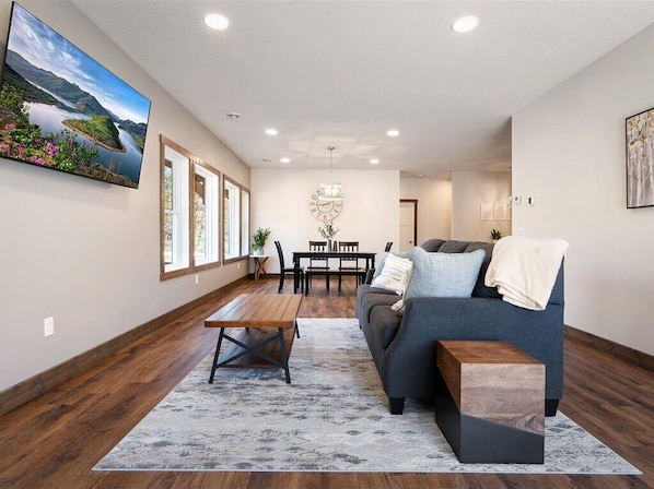 Smart TV, fireplace, stereo