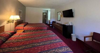 Boulder Bear Motor Lodge - Two Queen Beds 104 Back