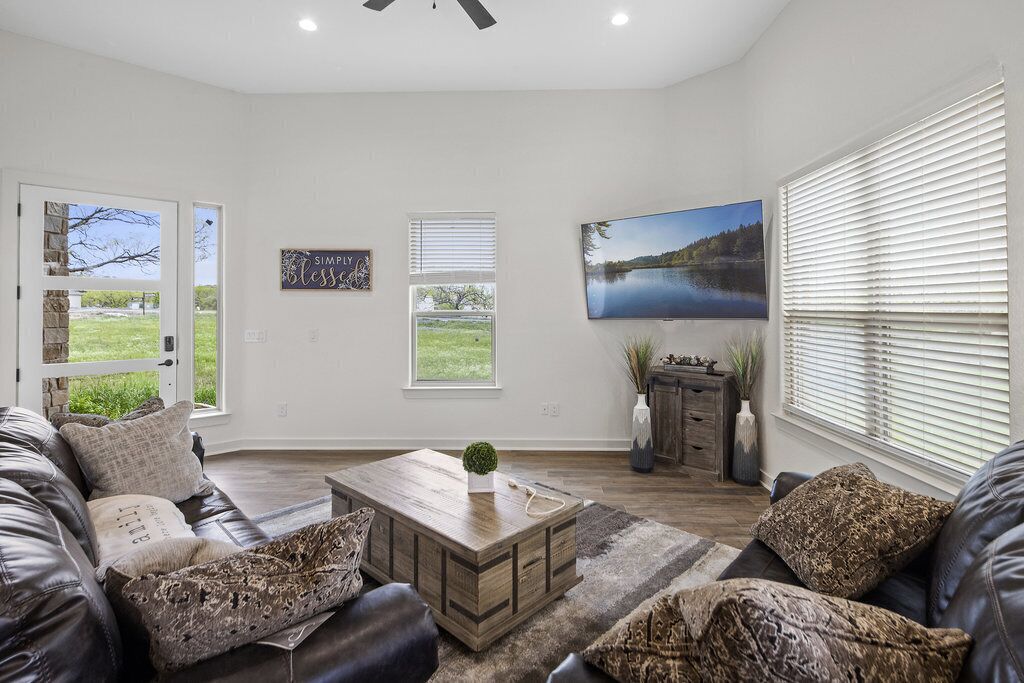 HSB West/ Newer Build/ Chic Decor