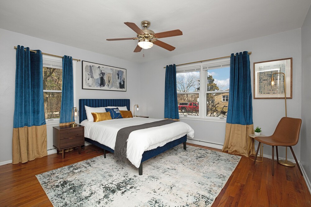 Notre Dame Retreat 3bd w/ Backyard Movie Room South Bend Vrbo