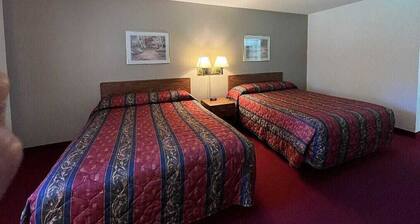 Boulder Bear Motor Lodge - Two Queen Beds 115 Front