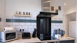 Refrigerador, microondas, horno, placa de cocina
