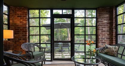 Luxury 3-bedroom House at UVA - Outdoor Fireplace