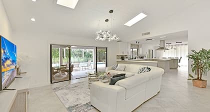 Cozy home with big pool and BBQ in Wellington!