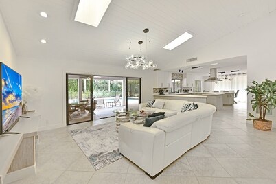 Cozy home with big pool and BBQ in Wellington!