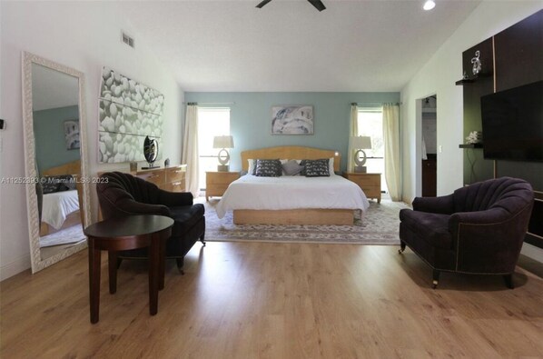 4 bedrooms, desk, travel cot, free WiFi