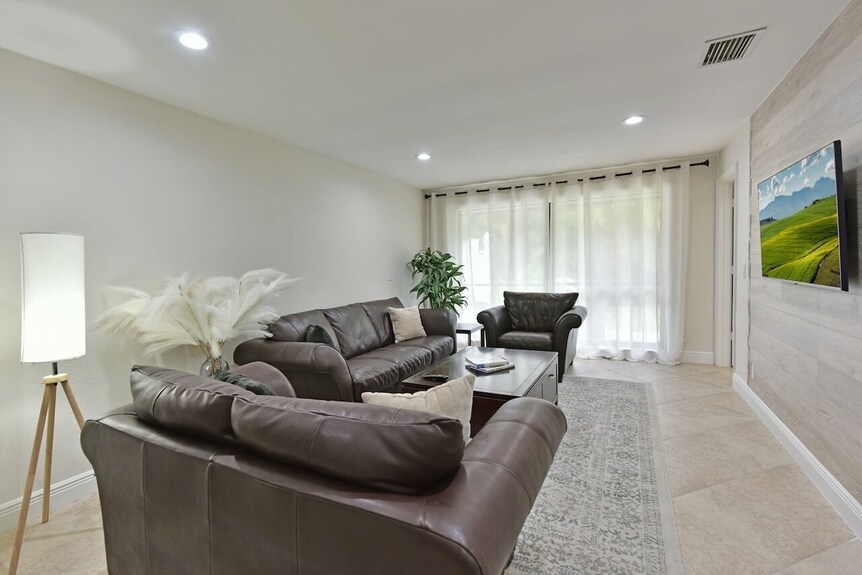 Cozy Home With Private Entrance! - Royal Palm Beach, FL